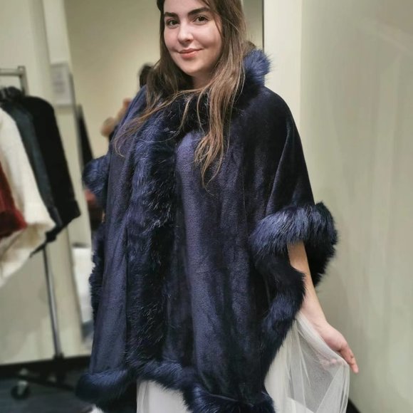 Red faux fur hooded shawl - Picture 11 of 12